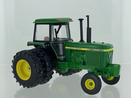 John Deere 4440 Dvojité kolesá